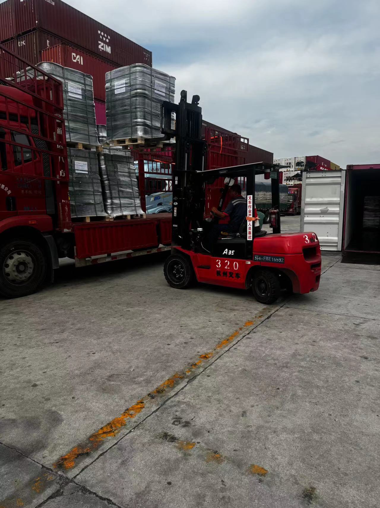 Two 40GP of couplings and thread protectors to Korea